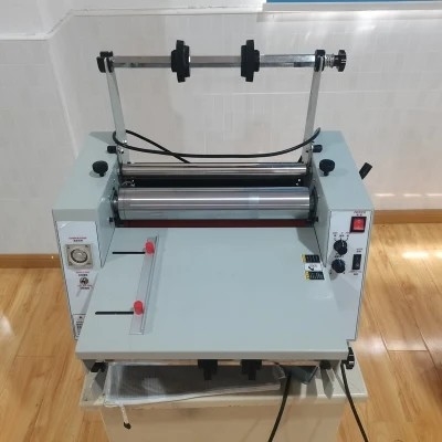 오프 900 밀리미터 슬리팅 리와인더 기계 5m / 민 논위빙 영화 라미네이팅