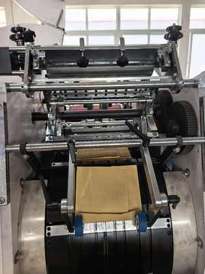 CMYK 플렉소 인쇄 종이 쇼핑백 제작 기계 50Hz 60Hz 전원 공급 총 전력 15KW 대규모 포장에 적합